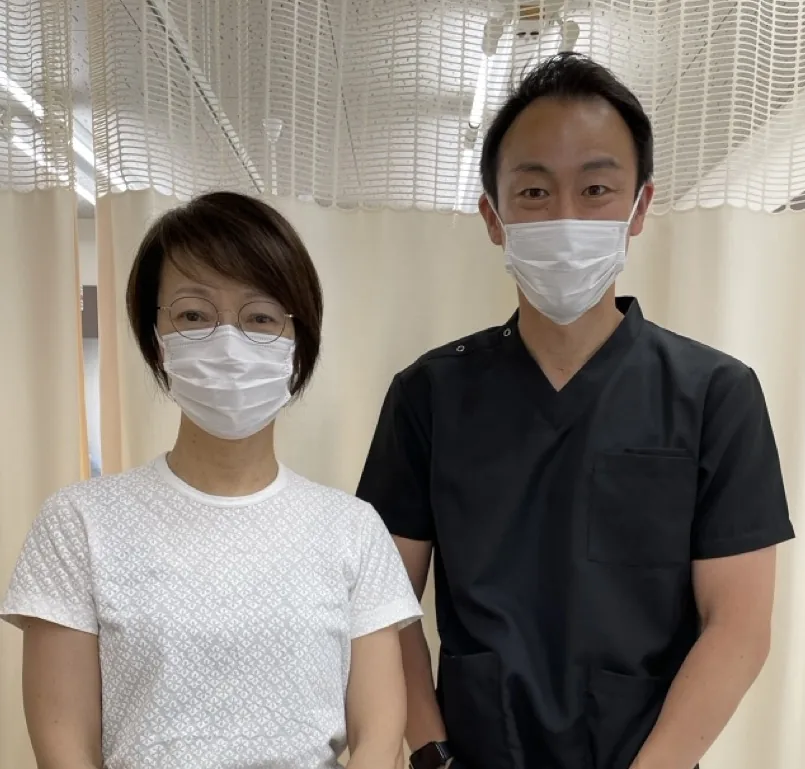 古賀様と施術者のツーショット写真