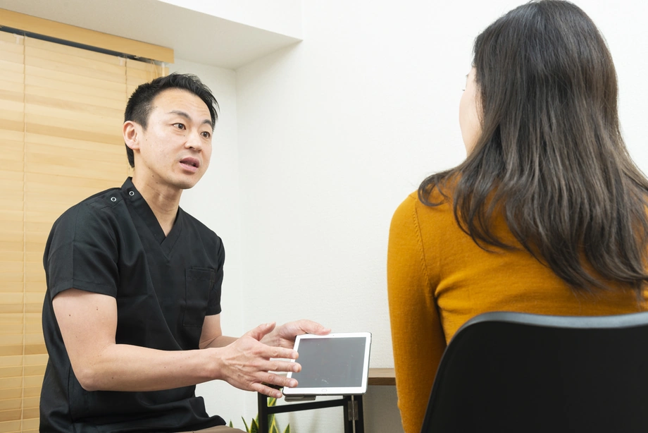 脊柱管狭窄症で歩ける時間や距離、症状が出る姿勢について確認している様子
