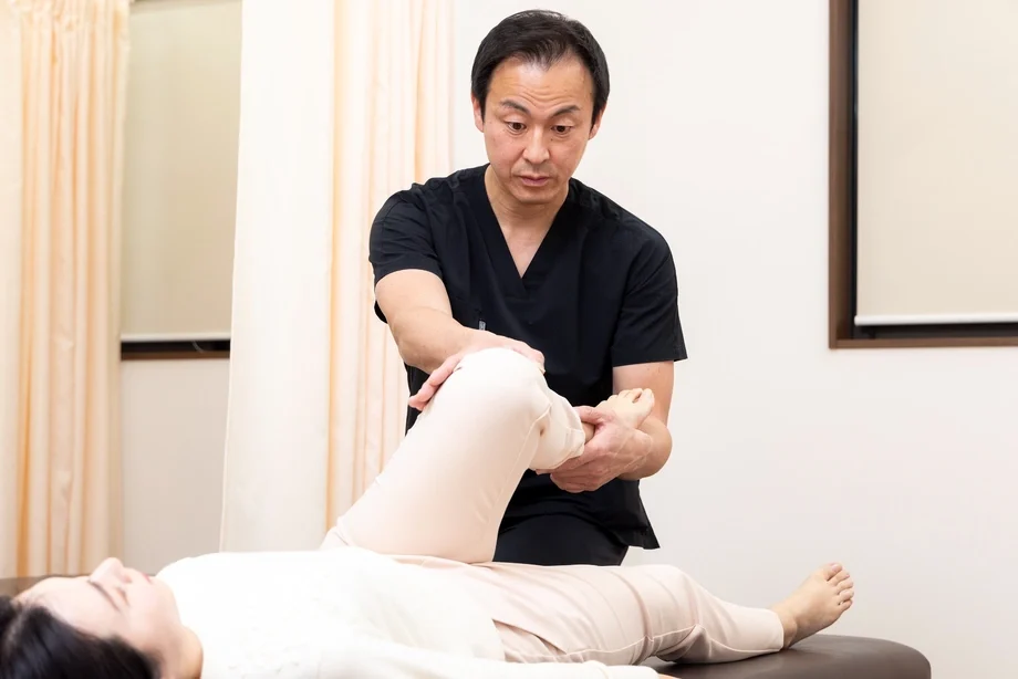 脊柱管狭窄症の施術後に立ちやすさや歩きやすさを再確認している様子