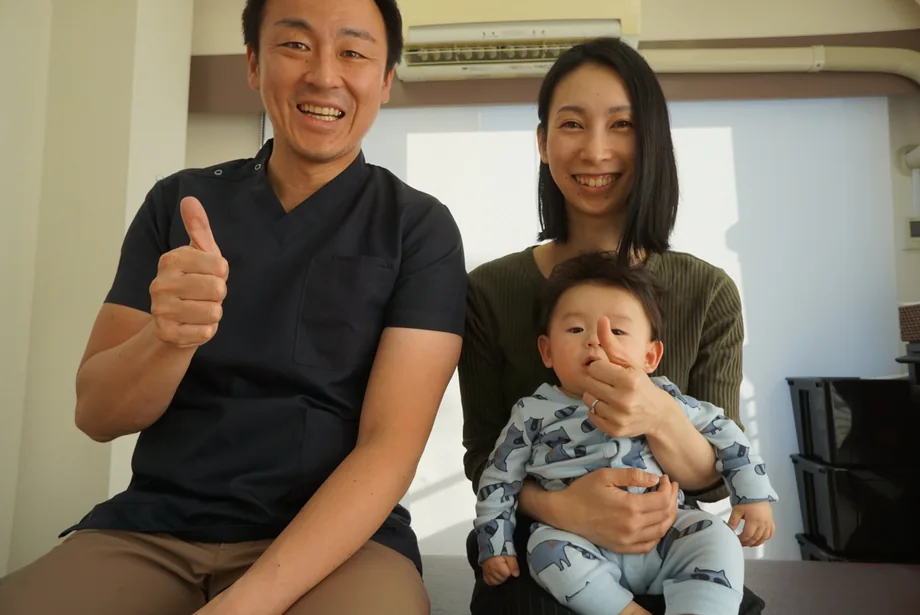 産後の患者さんとお子さん、施術者の写真